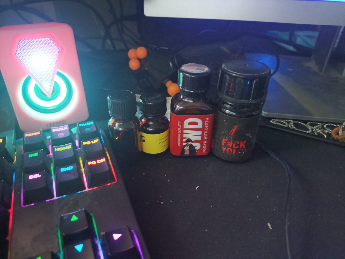 cagedsocks's tweet photo. @K1nkMega Also these are always on my pc desk so I can goon out anytime 🥴 https://t.co/7AZrLCUzsW