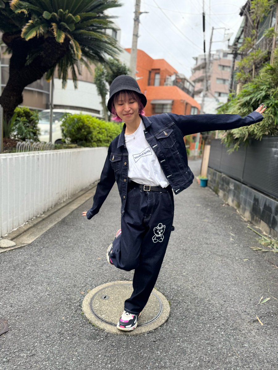 LiSA_OLiVE's tweet photo. 「あっ、デニムミニオン‥！」
「えっ、Tシャツも‥！？」
👖🍌 https://t.co/4jNvLNBP7R