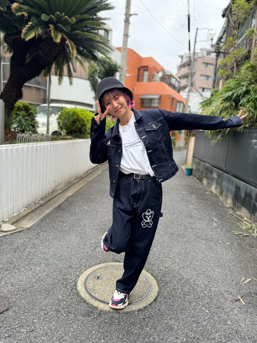 LiSA_OLiVE's tweet photo. 「あっ、デニムミニオン‥！」
「えっ、Tシャツも‥！？」
👖🍌 https://t.co/4jNvLNBP7R