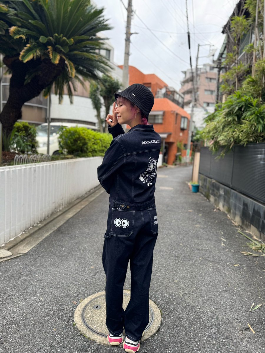 LiSA_OLiVE's tweet photo. 「あっ、デニムミニオン‥！」
「えっ、Tシャツも‥！？」
👖🍌 https://t.co/4jNvLNBP7R
