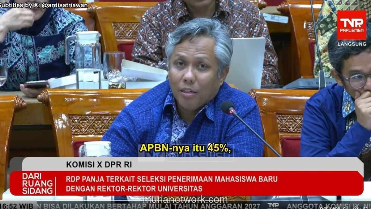 IDNInsight's tweet photo. Kontroversi UKT & Pendanaan PTN 

-Rektor ITB ke DPR: “Kami Hanya Dibiayai APBN 18%, Sisanya Cari Sendiri!”  Ini lagi viral. Mahasiswa protes UKT naik, kampus kesulitan. Mari bedah akar masalahnya secara jernih.  

-Fakta yang Disampaikan Rektor:
• APBN hanya 18%
• UKT 26%
• Sisanya harus dicari sendiri (donasi, kerjasama, dll)  Bandingkan:
• Malaysia → 45% dari APBN
• China → 70-80%
• Singapura → anggaran 10x lipat ITB, 50% dari negara  Kita seperti kampus Amerika yang hampir full swadaya.
  
-Mengapa UKT Naik-Turun Jadi Kontroversi?
• Biaya operasional kampus naik (listrik, gaji dosen, alat lab)
• Anggaran negara terbatas karena banyak program prioritas lain
• Mahasiswa dari kelas menengah bawah terbebani
• Kampus negeri jadi “setengah swasta” tanpa transparansi biaya  Ini bom waktu.  

-Dampak Nyata:
• Mahasiswa banyak yang dropout atau kerja sambil kuliah (kualitas belajar turun)
• Dosen kehilangan motivasi riset
• Indonesia berisiko kehilangan talenta ke luar negeri
• Ketimpangan pendidikan semakin lebar  Pendidikan tinggi seharusnya investasi masa depan, bukan beban.  

-Solusi yang Perlu Didorong:
• Naikkan alokasi APBN untuk PTN minimal 30-40%
• Transparansi penggunaan UKT (audit publik)
• Beasiswa lebih masif + income-contingent loan (cicilan sesuai penghasilan)
• Dorong endowment fund seperti universitas top dunia,  Jangan hanya saling lempar tanggung jawab.
  
-Pertanyaan buat kalian:
Apakah UKT naik wajar karena “mahasiswa mampu” atau ini bukti negara kurang serius di pendidikan?  Komen di bawah!

#IDNInsight #AnalisisIndonesiaThread