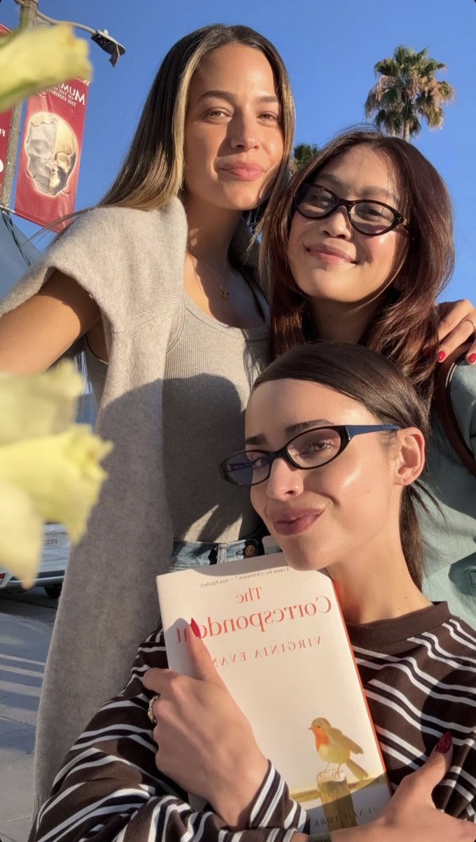 simrixcarson's tweet photo. Las amo my little readers🤍📚☕️ https://t.co/XfkXv84HTD