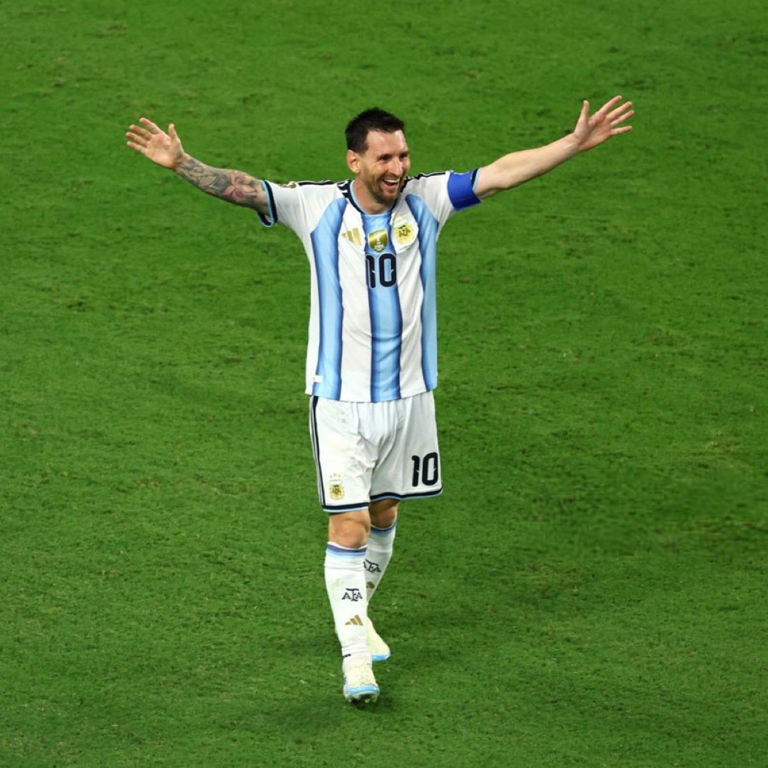 kh1717kh's tweet photo. لاتنجب العالم مثلك يالتاريخي❤️❤️❤️.
#ميسي #Messi 
#الارجنتين_الرأس_الاخضر https://t.co/16T33sgerB