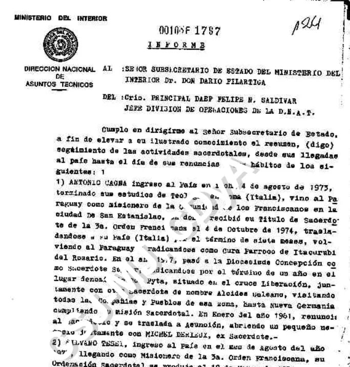 CuartoPoder_Py's tweet photo. 🔴EL PASADO PERSIGUE EN TAIWÁN AL EMBAJADOR DE PARAGUAY: EXIGEN SU INVESTIGACIÓN POR CRÍMENES DE LESA HUMANIDAD
Vía @RdnPY

◾El peso de la historia y el reclamo de justicia sacuden la diplomacia paraguaya. Víctimas de la dictadura de Alfredo Stroessner presentaron una contundente denuncia penal ante la Fiscalía General del Estado por crímenes de lesa humanidad en el marco del trágico y recordado "Caso Caaguazú". La presentación judicial apunta directamente contra la cadena de mando de la época y salpica a Darío Filártiga Ruíz Díaz, actual embajador de Paraguay en Taiwán y exasesor político de Horacio Cartes, quien durante los años de plomo se desempeñaba como secretario del temible ministro del Interior, Sabino Augusto Montanaro.

◾La acción penal, que abarca delitos aberrantes como desaparición forzada, ejecuciones extrajudiciales, torturas y persecución política, fue impulsada firmemente por los sobrevivientes Pedro Arthuro Santa Cruz, Arcadio Flores y Apolonia Flores. El documento presentado ante la justicia expone que las violaciones a los derechos humanos sufridas por la población campesina civil no fueron hechos aislados, sino que respondieron a un ataque sistemático y planificado desde el propio corazón del Estado paraguayo.

◾La denuncia busca que el @MinPublicoPy indague a fondo la responsabilidad de Filártiga en esa estructura represiva, así como la de otros involucrados que siguen con vida, incluyendo a Mario Cazal Gómez, exsecretario de la Delegación de Gobierno de Caaguazú, al general retirado Juan de la Cruz Peña, y a un grupo de expolicías de Investigaciones.
Los trágicos hechos que motivaron esta denuncia se remontan a marzo de 1980, en plena represión stronista contra las Ligas Agrarias Cristianas. Un grupo de unos 20 campesinos que viajaba hacia Asunción a bordo de un colectivo de la empresa Rápido Caaguazú para gestionar los títulos de sus tierras fue interceptado a tiros en un retén policial. 

◾Los labriegos, desesperados, huyeron hacia los montes de la zona buscando refugio. Lo que siguió fue una cacería humana despiadada: el régimen desplegó un operativo masivo con helicópteros, armamento pesado y las violentas milicias civiles conocidas como "Milicias Coloradas". Al entregarse voluntariamente pocos días después, los campesinos fueron detenidos sin orden judicial; diez de ellos fueron ejecutados o desaparecidos y los sobrevivientes fueron trasladados a dependencias policiales para ser torturados de la forma más cruel.

◾Entre los relatos más desgarradores de la presentación judicial se encuentra el de la denunciante Apolonia Flores. En 1980, Apolonia era una niña de apenas 12 años que sobrevivió milagrosamente tras recibir seis impactos de bala durante la emboscada y posterior captura, para luego ingresar de inmediato a un infierno de torturas sistemáticas por parte de los militares. Ante la gravedad de estos testimonios, los denunciantes exigieron de manera urgente la aplicación de medidas cautelares severas para los procesados que aún se encuentran con vida, tales como la retención de pasaportes, el embargo preventivo de bienes y la prohibición de salir del país. Ahora el destino de la causa se encuentra en manos de la Fiscalía General de la República, de la cual se aguarda el nombramiento inmediato de los fiscales que deberán romper décadas de impunidad y dar respuesta a las víctimas del terrorismo de Estado.
@mreparaguay @TW_Paraguay