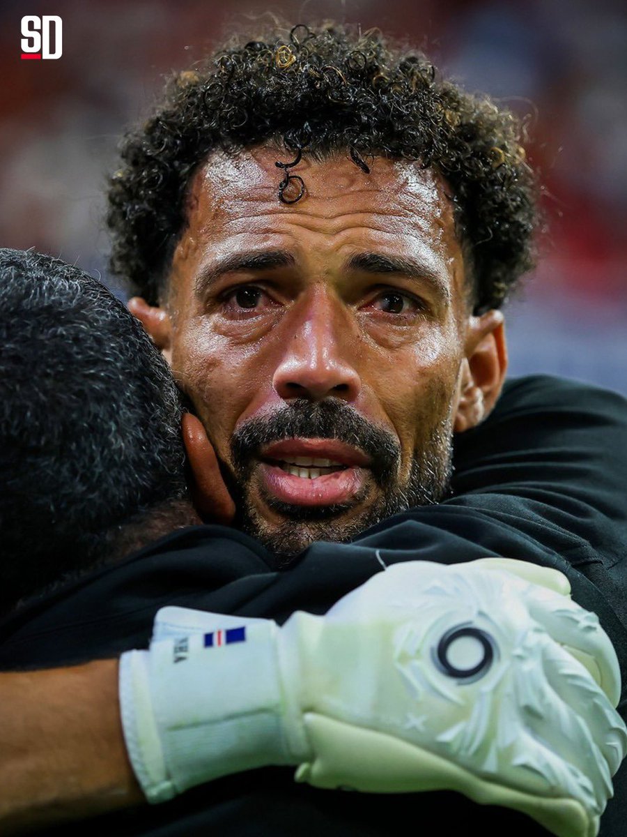 SportsDigitale's tweet photo. Sonuç ne olursa olsun harika iş çıkardılar. Dünya Kupası'ndan bir Vozinha ve Yeşil Burun Adaları geçti.

Tarihlerinde ilk kez katıldıkları Dünya Kupası'nda İspanya'dan gol yemediler, Uruguay ve Suudi Arabistan'la berabere kalıp gruptan çıktılar. Son 32'de Arjantin'e karşı az kalsın sürpriz yapacaklardı ama olmadı.