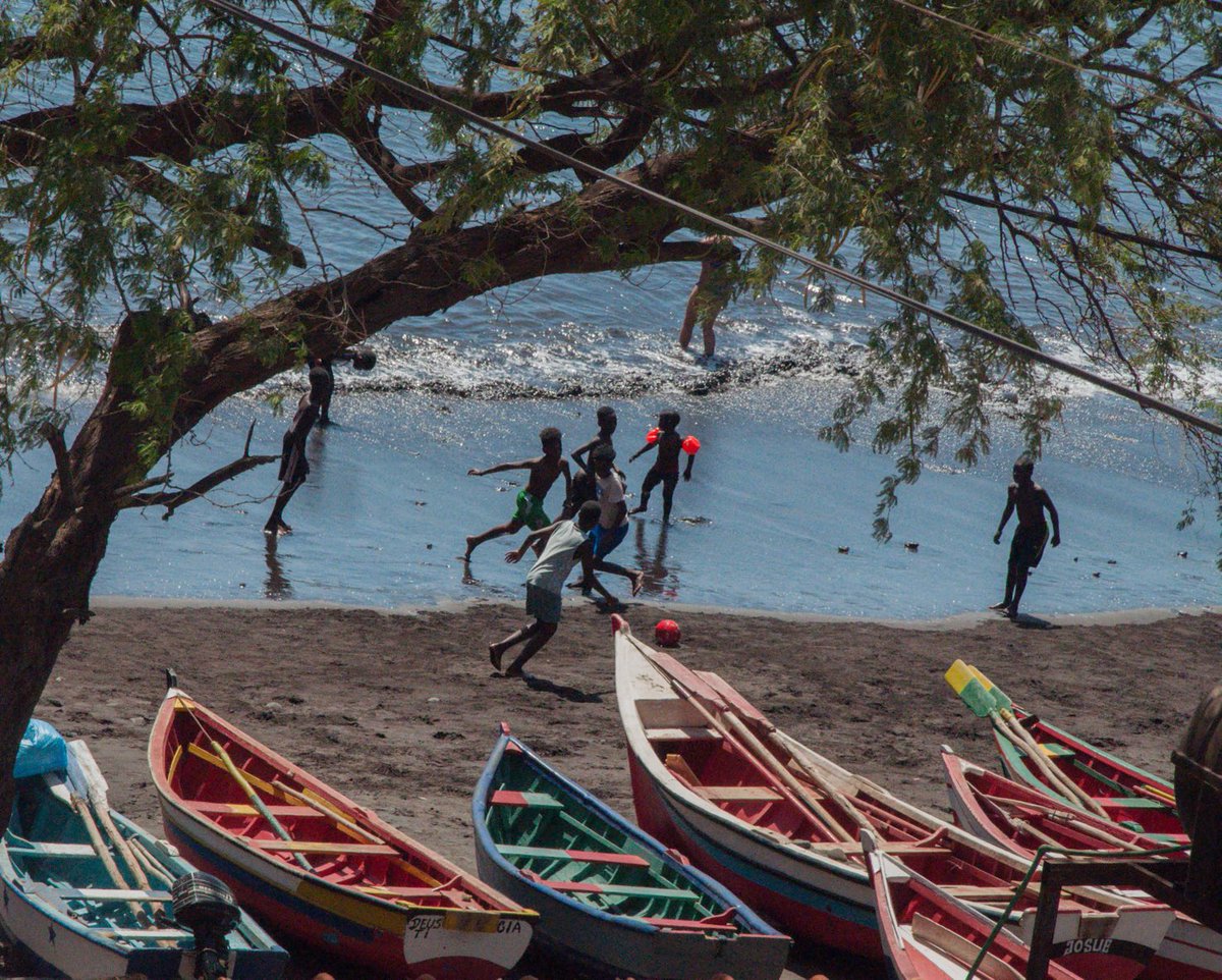 venanciovinii's tweet photo. Crianças jogando futebol na praia, Cidade Velha, Cabo Verde, 2019. https://t.co/DOF4N0cuAy
