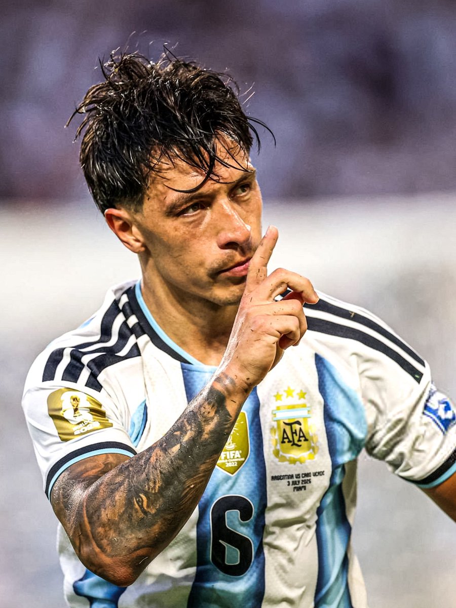 TouchlineX's tweet photo. 🚨🗣️ 𝗡𝗘𝗪: Lisandro Martinez: "I think about my injury and it makes me want to cry. I don't even know how I'm still standing."

"If my daughter was not born back then, I don't think I would be still playing here. And today I scored a World Cup goal." 🥹 https://t.co/qIYsXFpat0