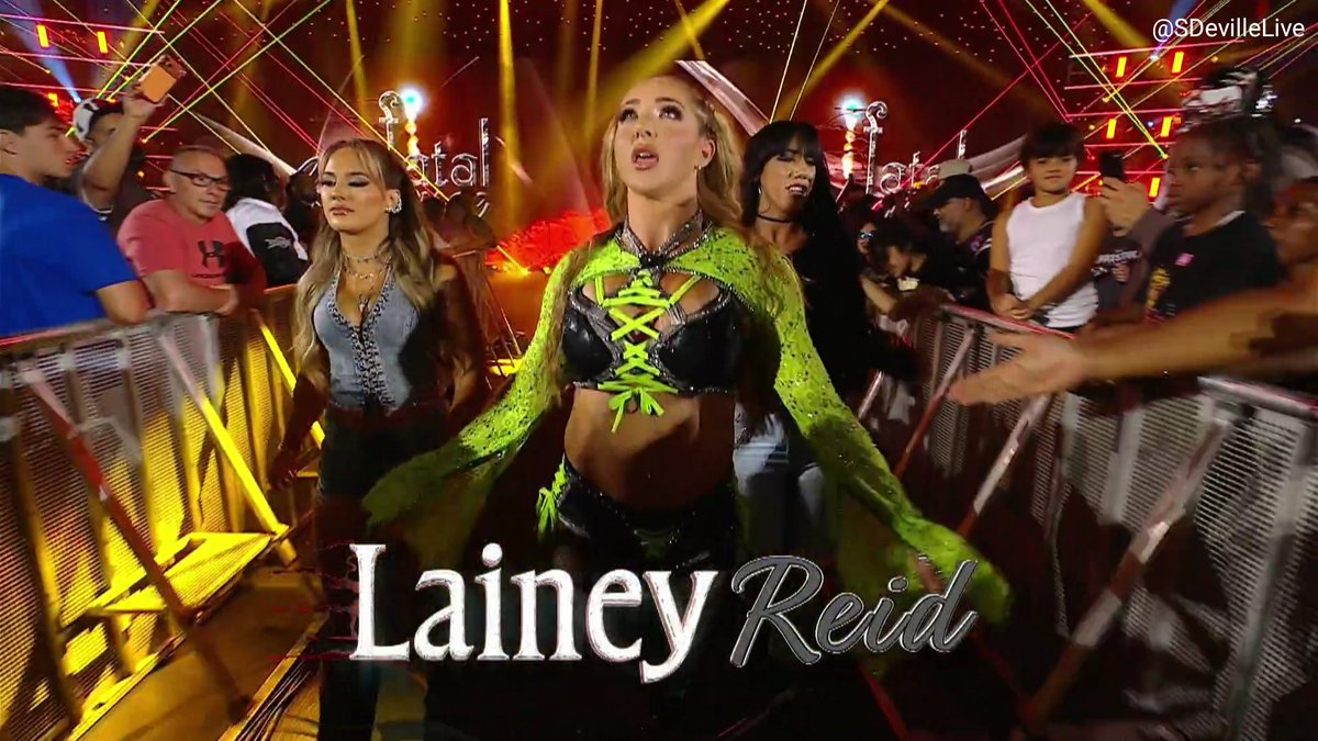 LaineyFan436's tweet photo. Fatal Influence 🔥💚
#Smackdown https://t.co/pcMKMHeCjl