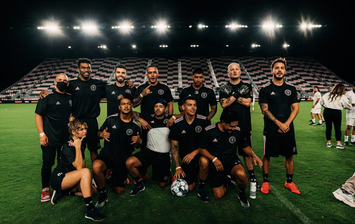 palomahecht's tweet photo. Una @sofiareyes futbolista! ⚽️⚽️⚽️ A que no sabían, o acordaban que Sofía jugó un partido junto a @NickyJamPR @feid @piso21music @julianturizo &amp; más artistas, en el estadio del Inter de Miami https://t.co/wt2fG5Wkna