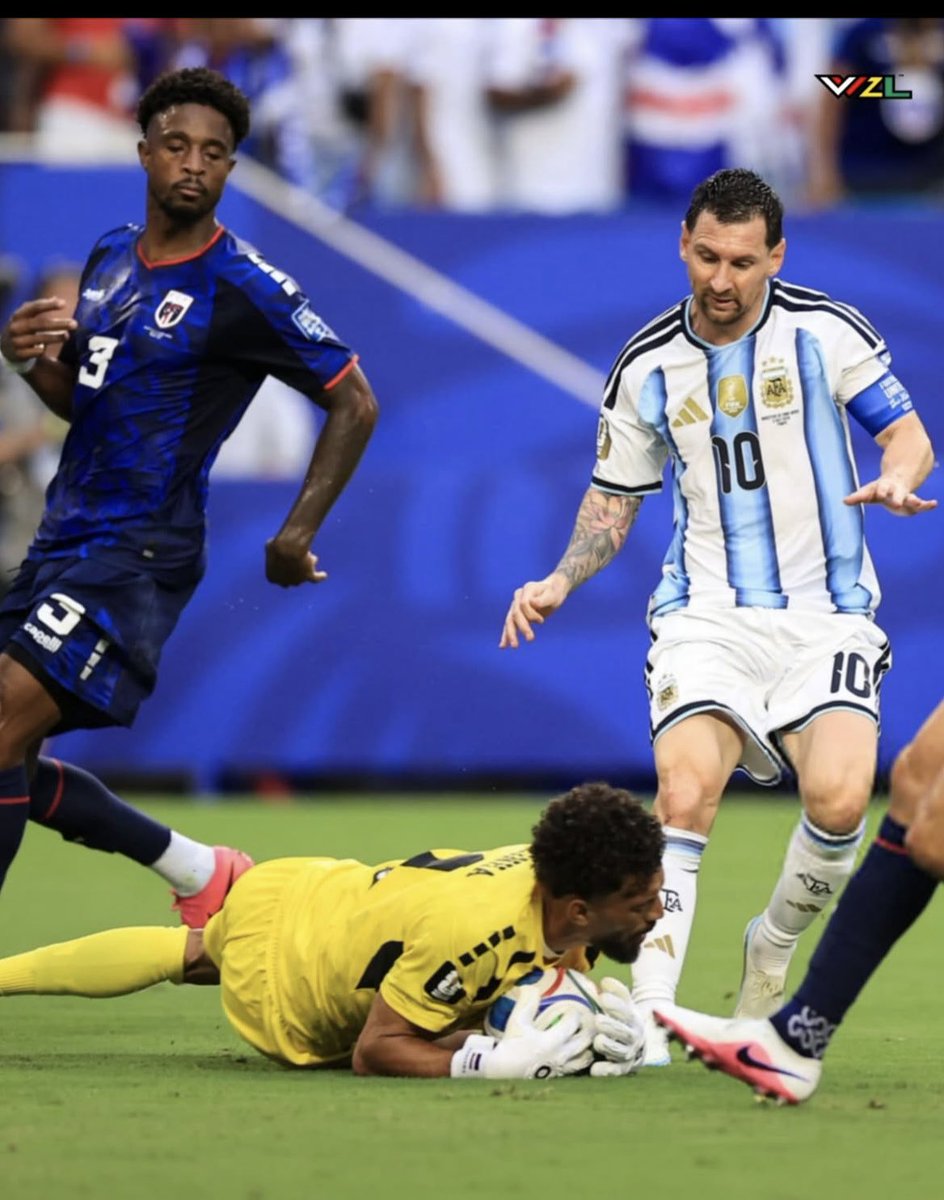 keshvibezTV's tweet photo. Argentina won the game but Cape Verde won our hearts, nothing but respect 🫡
Capo Verde from Morocco 🇲🇦 

Vozinha, He once dreamed of playing against Messi.
Today, he shared the World Cup stage with his idol and even stopped his shots. Dreams come true https://t.co/lKQgYIkslz