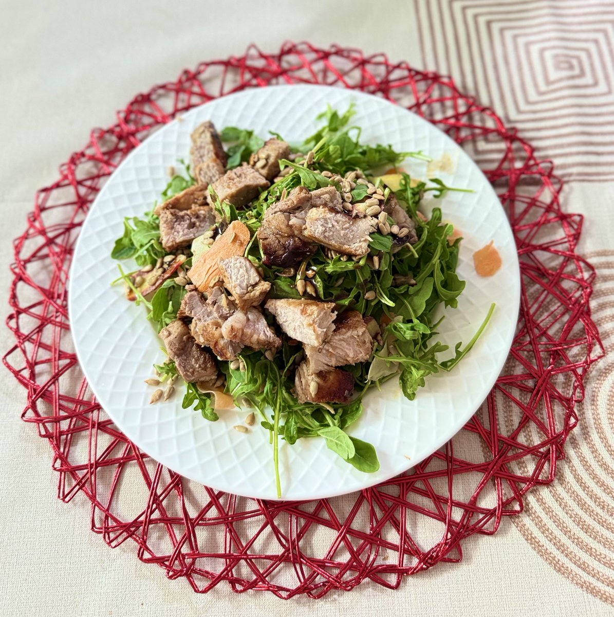 Lucky2Seven's tweet photo. 今晚的晚餐，簡簡單單，卻很滿足。
Pork chop, fresh salad, and sunflower seeds.
Little by little, I’m choosing a healthier lifestyle. 🥗💚 https://t.co/LtmskWksT4