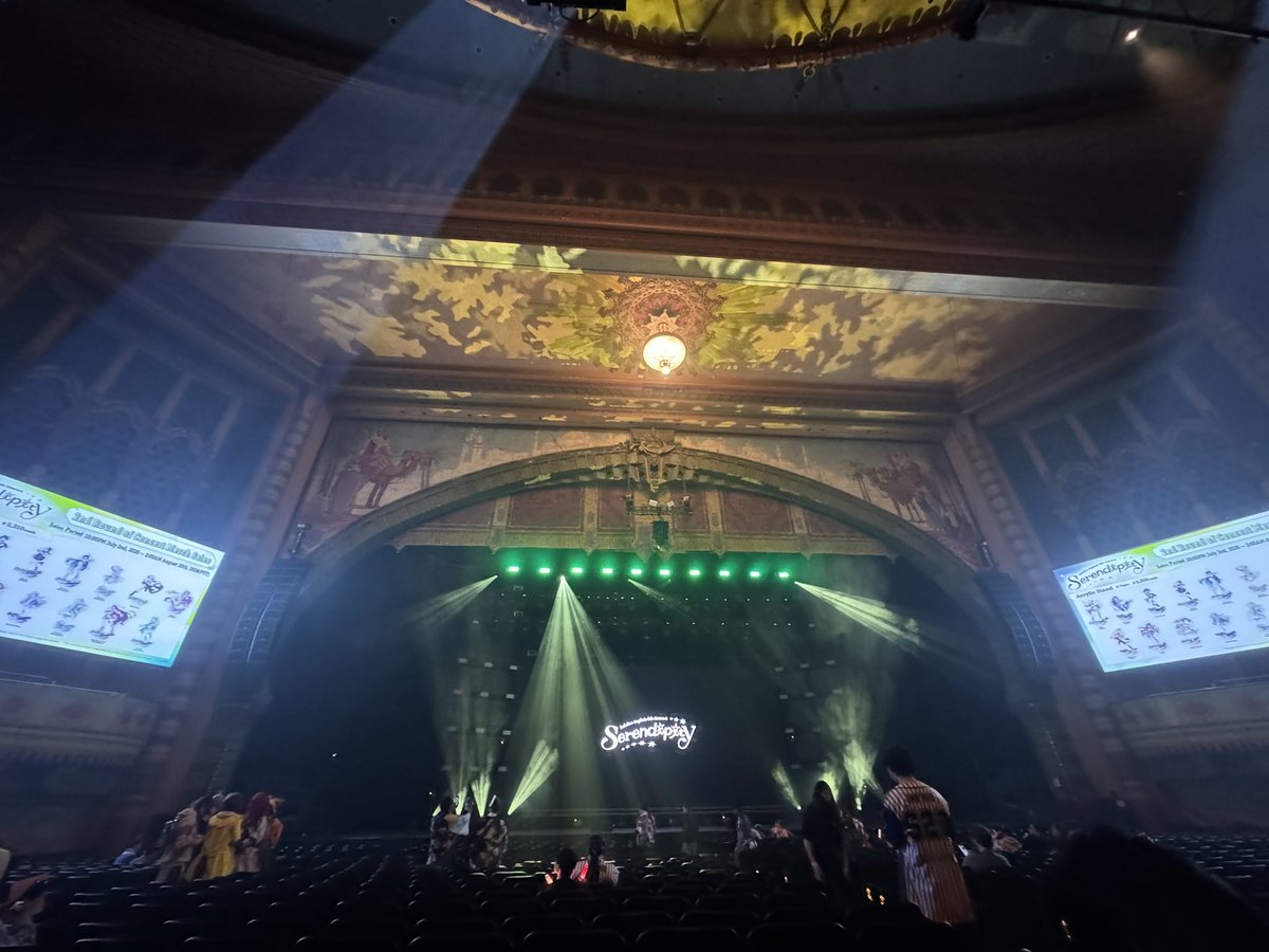 coolbezly's tweet photo. 🗿🗿 SEATED FOR CINEMA #holoSerendipity https://t.co/JXIpUOeDCS