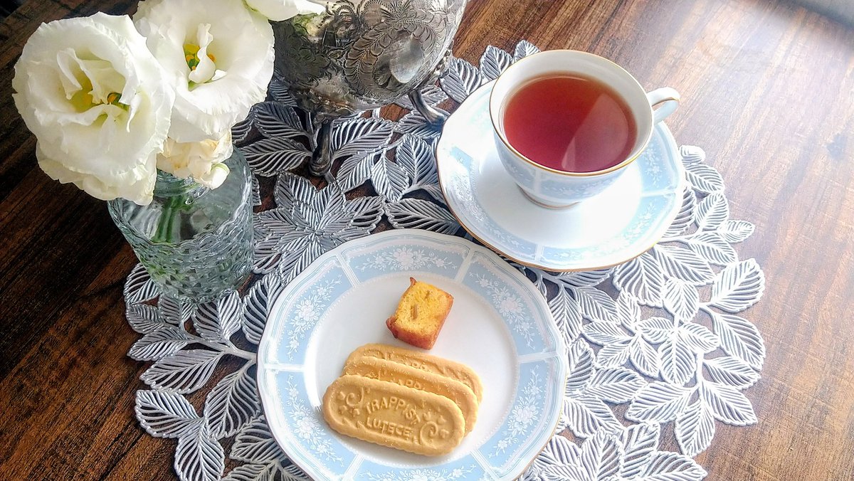 Aq67340742Aq's tweet photo. 朝のお茶。
紅茶は #TEAPOND さんのプリンセスライチ。お菓子はトラピストクッキーとフルーツケーキ。
今日はちょっとお出掛けする予定があるので、帰宅するまで雨がふらないといいなあ。
#木漏れ日のお茶会
#茶好連
#ノリタケ https://t.co/jz6yJgFgjN