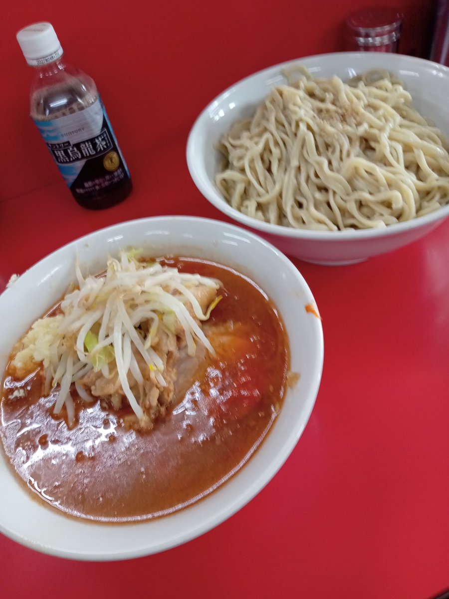 KRUSTY696's tweet photo. ラーメン二郎  柏店
つけ麺(トマト味)大盛  🧄s

月にいちどの半ドンDay！
今日は早めの開店とのことで凸りんこ🤤9:30オープン🍜

朝いちスープの具合も気になったけど、トマつけ麺やっぱウマい😍酸味がいい感じ🍅
どうかラーメンでもトマト味をやって下さい🙏

大満足ゴチでした💯💯💯💯💯😋👍️ https://t.co/W0nxlxcM5G
