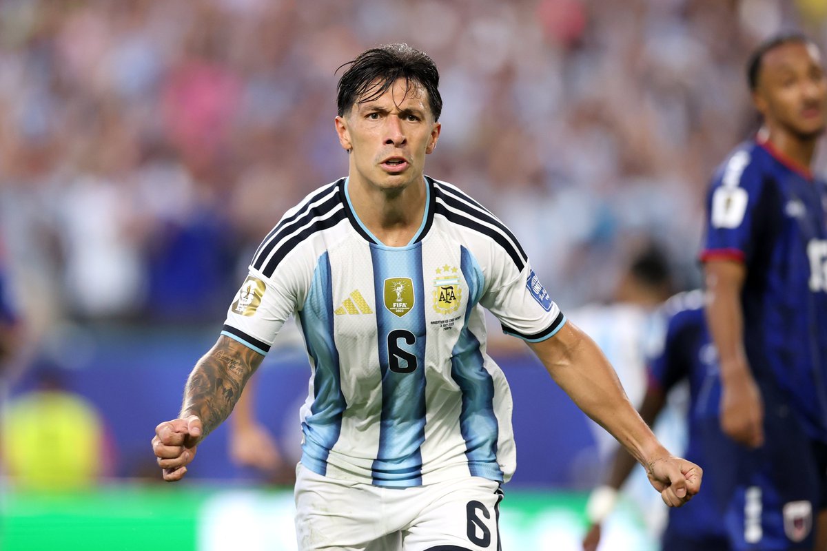 Argentina's tweet photo. 🏆 #FIFAWorldCup Lisandro Martínez: "Estoy en las nubes, feliz". 

"Cuando yo me lesioné, nació mi hija al mes. Gracias a ella, hoy estoy acá. Se lo dedico a ella y a mi mujer". https://t.co/SJ9QRFJq8A