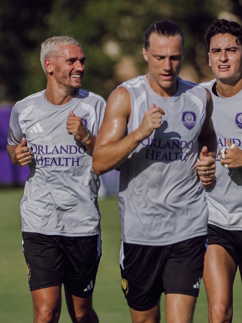 _BeFootball's tweet photo. 🚨 C’EST DÉPART DE LA MAISON À 6h DU MAT’ MAINTENANT POUR GRIEZMANN 🇫🇷 ! 🏡🥱

Finis les entraînements en milieu de matinée comme à Madrid, ils sont désormais à 8h en raison des températures.

Ça l’oblige à quitter son domicile très tôt, mais ça ne lui déplaît pas.

(@lequipe) https://t.co/e69QvXtW7n