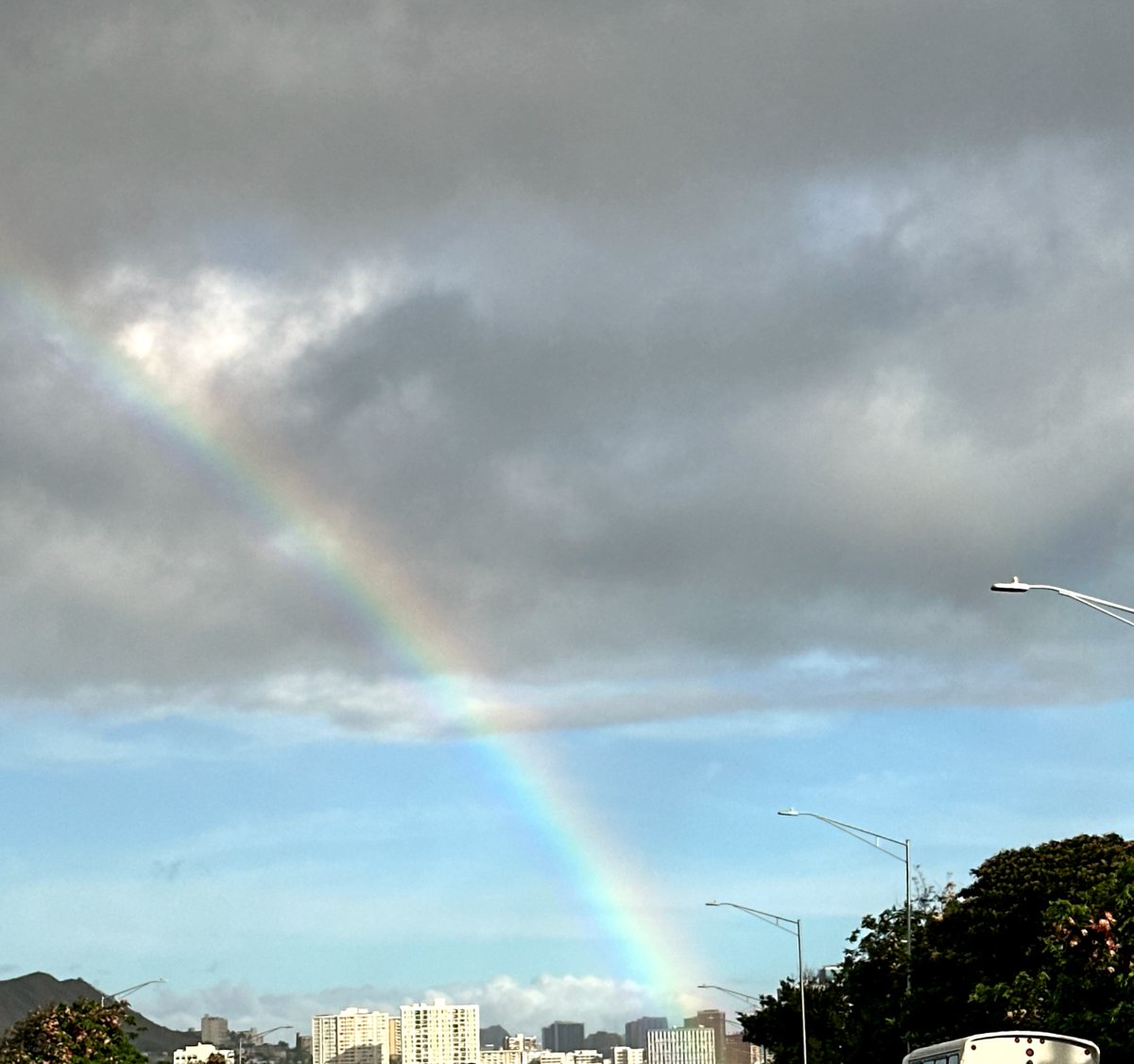 goHawaiiJP's tweet photo. Aloha！
昨日出会った虹をお届けします🌈
ハワイでは通り雨のあとに虹が現れることも多く、虹に出会えるチャンスでもあります✨
素敵な週末になりますように🌺 https://t.co/2z9oeoWGrX