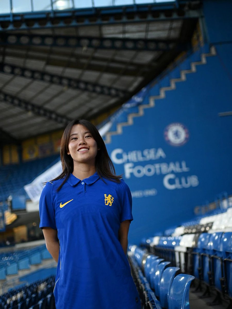 womensfootie_id's tweet photo. Chelsea langsung bikin kejutan di bursa transfer.

Kemarin malam, The Blues resmi mengumumkan kedatangan gelandang serang timnas Jepang Manaka Matsukubo dari NC Courage. 

Transfer ini berbayar dan aslinya Matsukubo ini punya kontrak sampai akhir tahun ini di NCC. Jadi win win solution buat keduanya.

Matsukubo yang akan berusia 22 tahun akhir bulan ini akan dikontrak selama 5 tahun kedepan (ini wow sih), hingga 2031.

Kalo nonton dia main di NWSL, dia punya kreatifitas, passing yang presisi dan dribblingnya gacor banget. Salah satu pemain versatile di sektor attacking. Tahun lalu di bulan Oktober, Matsukubo cetak hat trick saat lawan Bay FC dan menjadikannya sebagai pemain termua dalam sejarah NWSL yang cetak hat trick. 

#BarclaysWSL