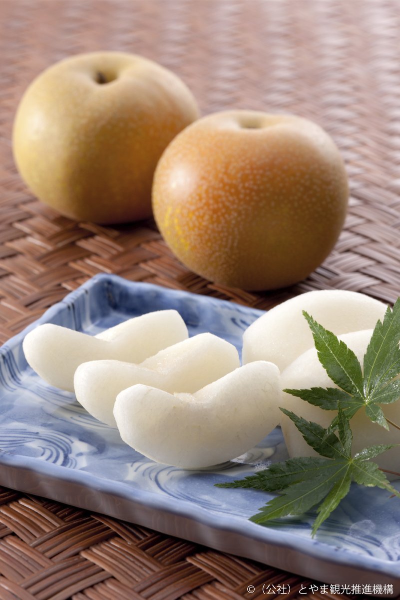 JALCITY_TOYAMA's tweet photo. ◆◇富山の特産品「呉羽梨」◇◆

7月4日は「梨の日」。
富山市呉羽地区の豊かな自然のなかで育つ呉羽梨は、シャキシャキとした食感とみずみずしい果汁が特徴🍐

収穫シーズンには呉羽山の麓の直売所で販売されますので、ぜひ採れたてをご堪能ください！👩‍🌾 https://t.co/stDMiyEtW5