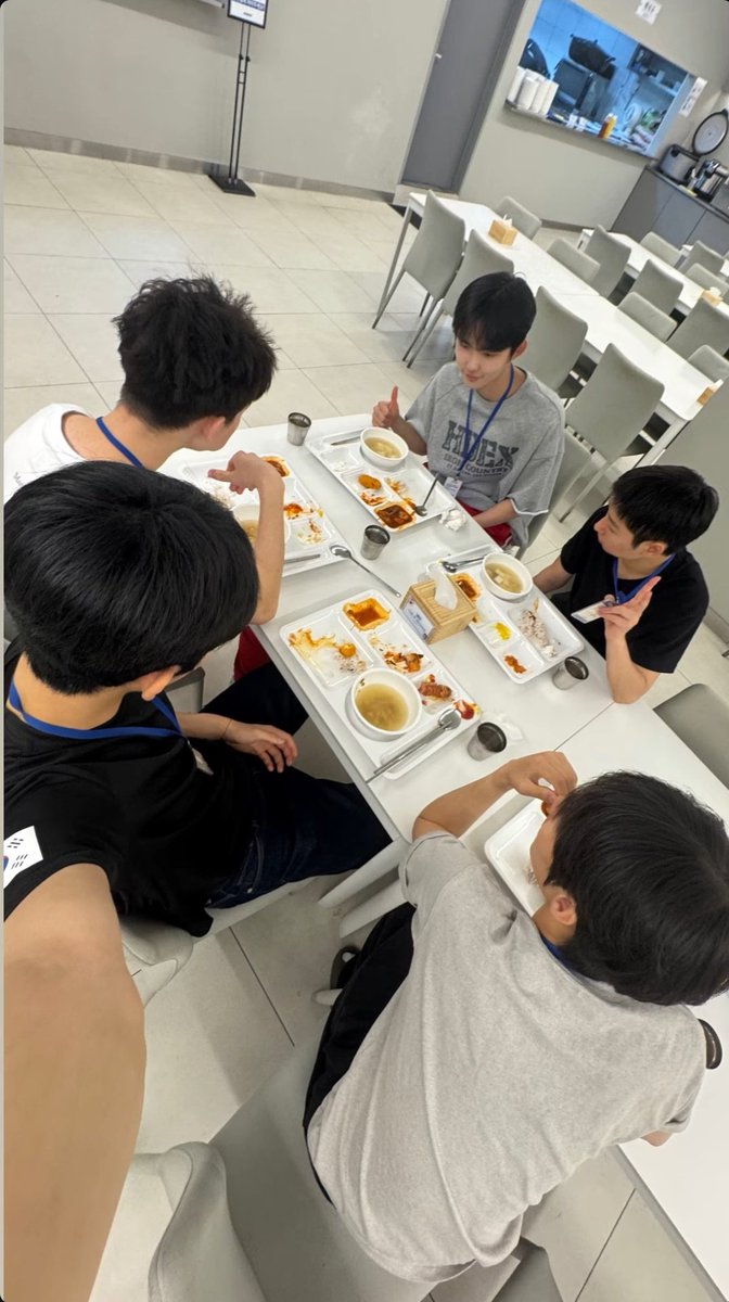 G__CD's tweet photo. 김현쭈니 2대 빌리 엠지샷ヲヲヲヲヲヲヲ
첫째랑 막내는 쁘이랑 엄지척 하고 있는데
넷째는 음식 입에 물고 볼터질라함 https://t.co/7k9hBW5WHF