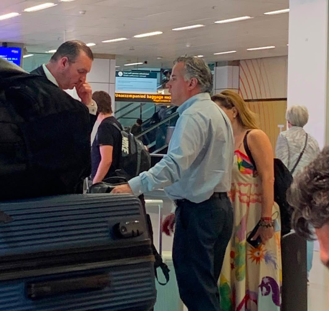 CarlosVinicioAR's tweet photo. Lo de @SNietoCastillo raya ya en lo chusco si no fuera tan penosos. Hace 6 años su lujosa boda le costó la chamba y la nominación de candidato a gobernador de Querétaro, Celia Maya lo rebasó por la derecha, fue candidato a senador y perdió contra @agusdorantes.
Supuestamente “sueña” con servir y gobernar a Querétaro, sin embargo el día que se debía registrar lo hace de manera virtual por “austeridad”, mentira estaba en España y hoy se le vio en Amsterdam, viajando a todo lujo. El peor enemigo de Santiago, es Santiago, ¿no podía esperar el viaje a Europa? ¿No podía solamente decir la verdad? Quien no puede lo menos, no puede lo mas. Para muchos debe quedar completamente descalificado como un personaje de fiar.