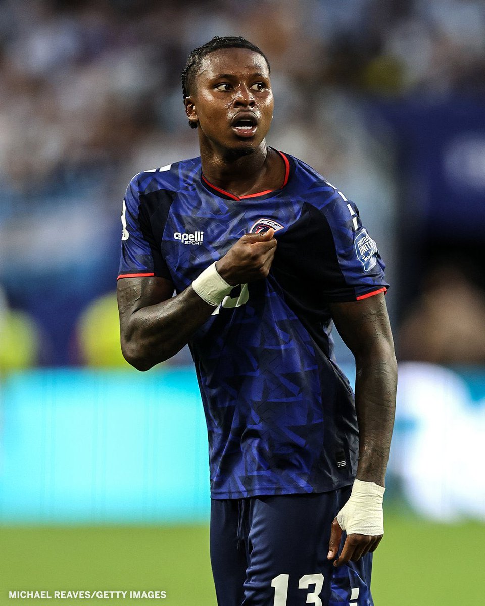 goligansports's tweet photo. 🇨🇻 SAYGIYLA EĞİLİYORUZ, YEŞİL BURUN ADALARI! 

Tarihlerinde katıldıkları İLK Dünya Kupası'nda adeta bir destan yazdılar:

🇪🇸 Lamine Yamal ve Pedri'li İspanya ile berabere kaldılar.
🇺🇾 Valverde ve Muslera'lı Uruguay'dan puan aldılar.
🇦🇷 Son 32 turunda Messi'li Arjantin'i uzatmalara taşıdılar.
🏆 Oynadıkları 4 maçın 3'ü eski Dünya Şampiyonlarına karşıydı (İspanya, Uruguay, Arjantin).
⏱️ Turnuva boyunca hiçbir maçın 90 dakikasında mağlup olmadılar.
📈 Dünya Kupası tarihlerindeki ilk puanlarını topladılar.

Sanki hayatları boyunca bu dev sahnede oynamış gibi rahattılar ve asla korkmadılar. Bize bu Dünya Kupası'nın en güzel ve ilham verici hikayesini armağan ettiler.

Kupaya veda etmiş olabilirler ama tüm dünyanın saygısını sonsuza dek kazandılar. Yeşil Burun Adaları Milli Takımı için ayağa kalkın! 🎩