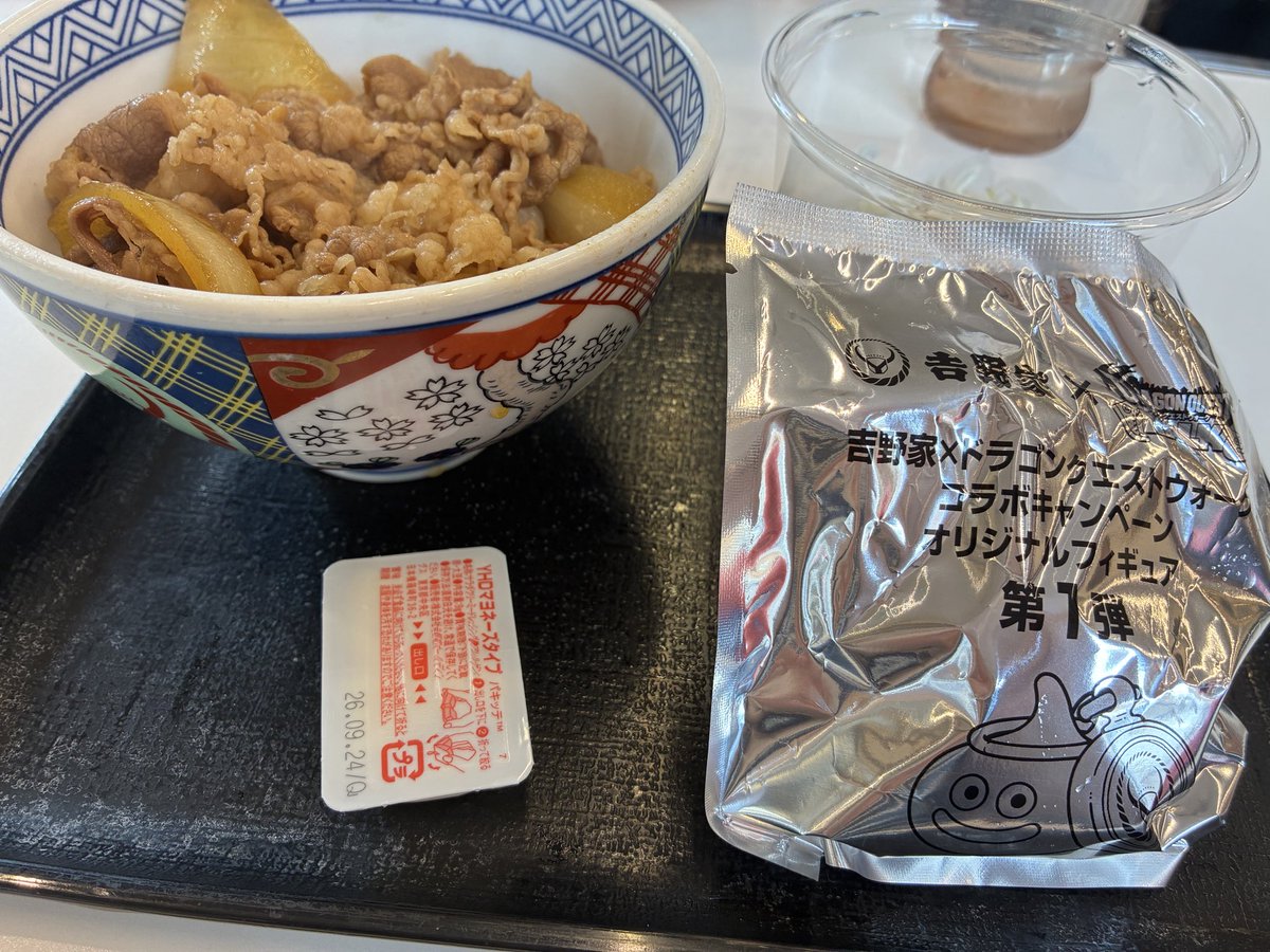 etsudragoslime's tweet photo. なんとか、16番目の整理券で食べられました！
ウォークセットはテイクアウトできないんですねー(´Д` )

#ドラクエウォークコラボ
#中身は後で見るー
#四角くないw https://t.co/lv8tstS3lZ