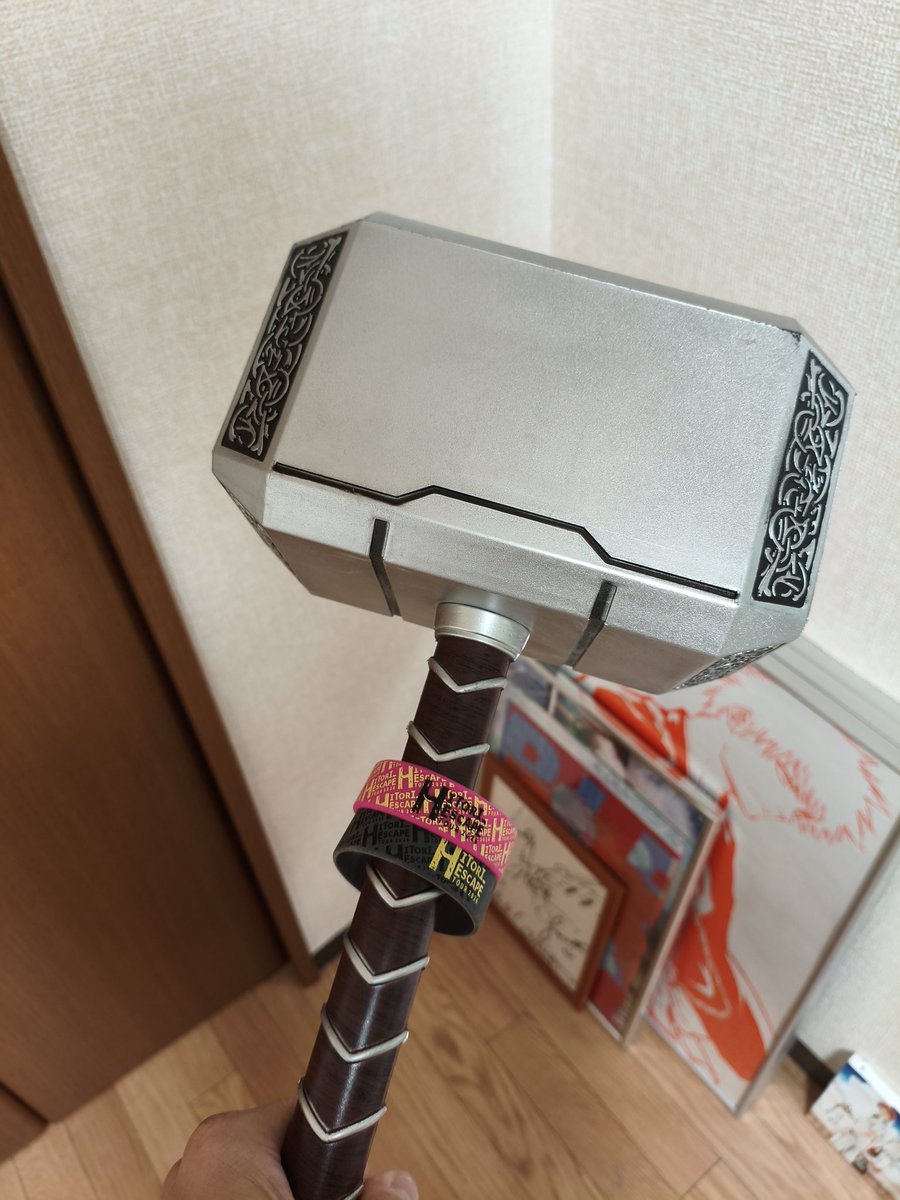 Lv20001's tweet photo. ムジョルニアの新しい使い方見つけてしまったかも。ソーもストームブレイカー栓抜きに使ってたしな！ https://t.co/tEPYm0vXsN
