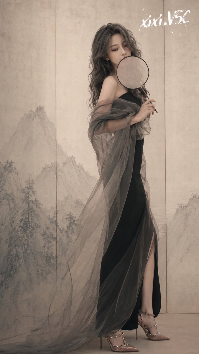 Cyan_Aesthetics's tweet photo. A modern beauty stepping out of a Song dynasty painting.

Soft beige silk paper, ink-wash mountains, a quiet round fan, ash-gray waves, and a black fitted dress — cold, elegant, distant.

Modern fashion meets Eastern classical beauty.

#AIart #AIPhotography #FashionEditorial #EasternAesthetic #InkWash #DigitalArt #XixiVSC