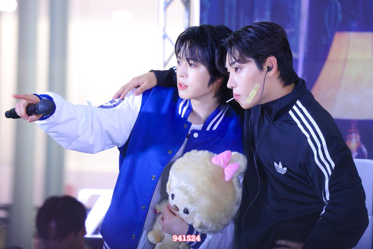 941S24's tweet photo. 260703 사운드웨이브 타임스퀘어 공개팬싸

달달즈 ♡ ♡ ♡

#온앤오프 #효진 #이션 https://t.co/PFYkgu4Glk