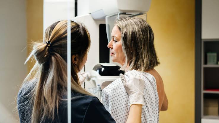 fascinatingonX's tweet photo. 🚨JUST IN: Millions of women with breast cancer can now avoid chemotherapy with the help of newly developed DNA test https://t.co/qZeJ0fkus4