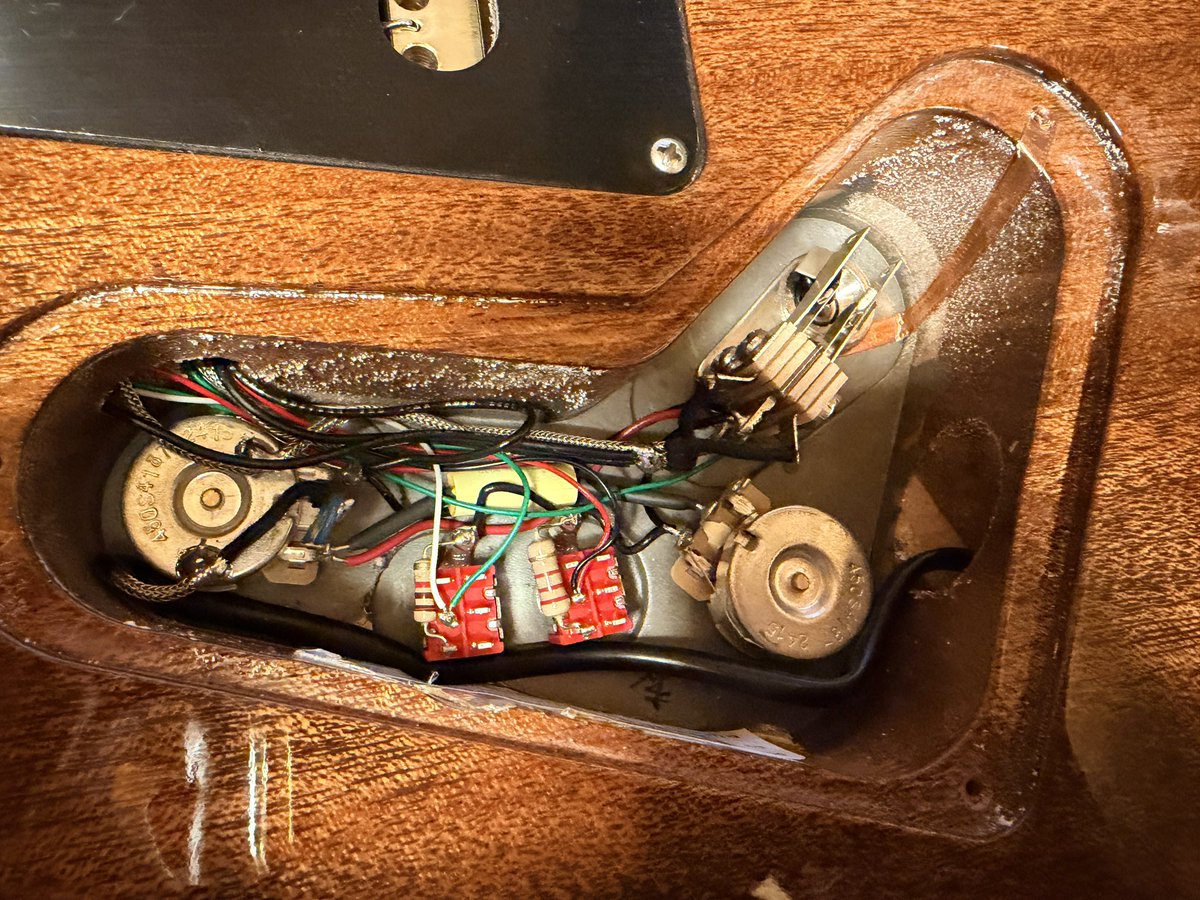 dattsuryoku's tweet photo. ポールリードスミス、Custom24-08のキャビティ。当方理系だからかな？こう言う配線見るとテンション上がる。 https://t.co/2fWCZgKH0K