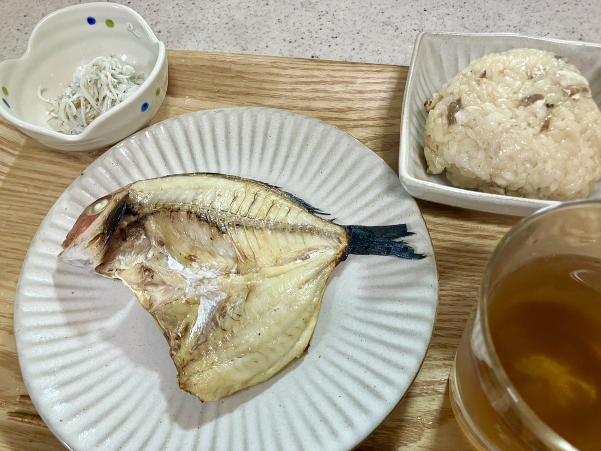 LOLOPerz2's tweet photo. 昨日の鯛めしおにぎりと釜揚げしらすを併せて

幸せな朝ごはん🍚

#LOLOPKitchen https://t.co/JYMCp5rKc1
