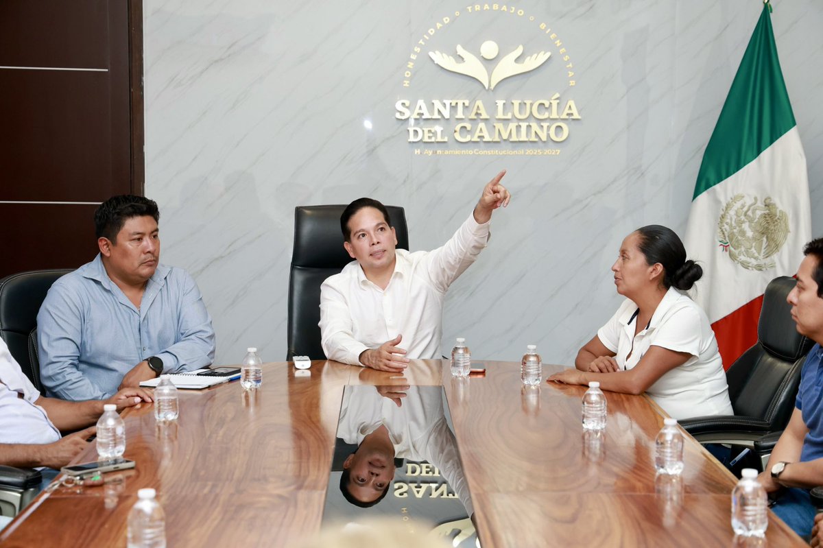 JC_GMarquez's tweet photo. REUNIÓN CON VECINAS Y VECINOS DE LA CABECERA MUNICIPAL

Esta tarde-noche sostuve un diálogo con vecinas y vecinos de la avenida Juárez de la Cabecera Municipal, donde actualmente se lleva a cabo una obra de pavimentación.

Durante este encuentro atendimos y aclaramos sus dudas relacionadas con la iluminación, el arbolado y las medidas de control de riesgos viales ante la próxima apertura de la avenida Lázaro Cárdenas.

Agradezco su confianza, su apoyo y las palabras de aliento hacia nuestro gobierno. Reafirmo mi compromiso de seguir trabajando, de la mano de la ciudadanía, para construir un municipio con mayor bienestar y mejores condiciones para todas y todos.

#HonestidadTransformaciónBienestar