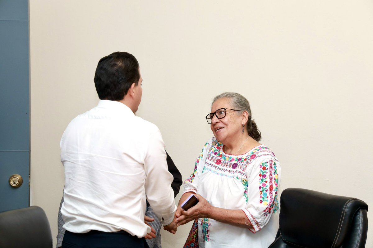 JC_GMarquez's tweet photo. REUNIÓN CON VECINAS Y VECINOS DE LA CABECERA MUNICIPAL

Esta tarde-noche sostuve un diálogo con vecinas y vecinos de la avenida Juárez de la Cabecera Municipal, donde actualmente se lleva a cabo una obra de pavimentación.

Durante este encuentro atendimos y aclaramos sus dudas relacionadas con la iluminación, el arbolado y las medidas de control de riesgos viales ante la próxima apertura de la avenida Lázaro Cárdenas.

Agradezco su confianza, su apoyo y las palabras de aliento hacia nuestro gobierno. Reafirmo mi compromiso de seguir trabajando, de la mano de la ciudadanía, para construir un municipio con mayor bienestar y mejores condiciones para todas y todos.

#HonestidadTransformaciónBienestar