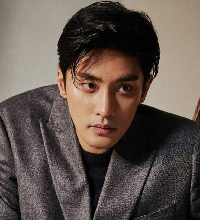 hallyuforums's tweet photo. Exclusive : #SungHoon and #OhSeYoung reportedly to play the leads in upcoming webtoon based romance drama 'My Boss' Explicit Taste'.

Synopsis : It is a "taste-targeting" romance about Kwon Do-hyuk, a chaebol boss who has it all, who becomes entangled with indie band vocalist Lee Eun-chae while searching for "Her" within an indie album due to a certain trigger.

#HallyuForums #Hallyu #KDrama