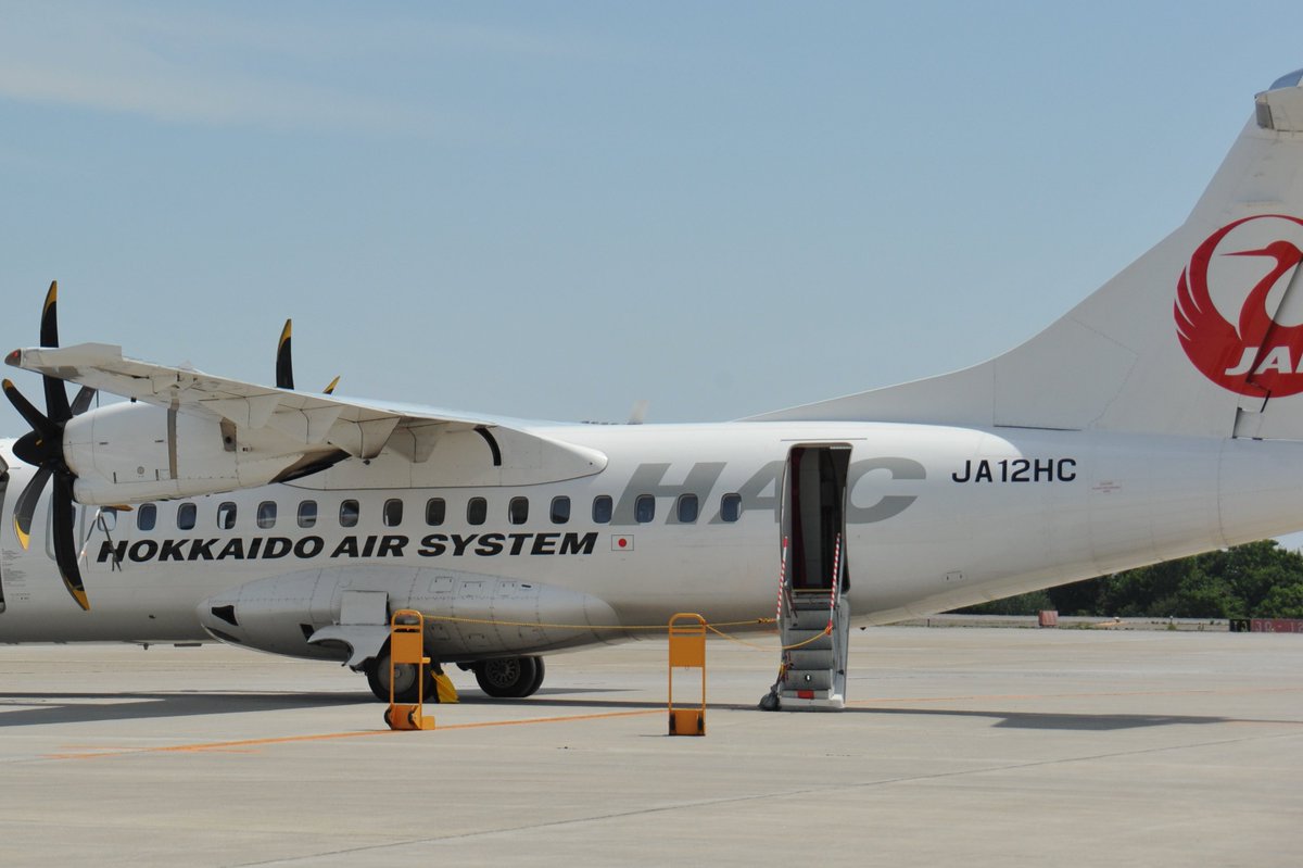 asahi_aviation's tweet photo. JALとJAS経営統合後もAIR SYSTEMの名前が残った、HOKKAIDO AIR SYSTEM、HACはHokkaido Air System Co., LTD.の略、一旦はJALグループから離脱しましたが、現在は復帰、垂直尾翼にJALの鶴丸が描かれています。（吉） https://t.co/CIW5JiI9JF