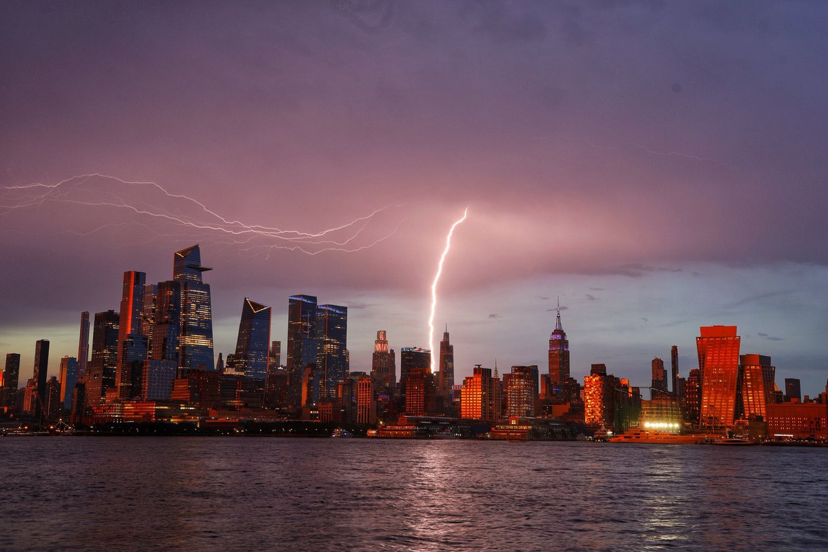 theTSupdates's tweet photo. “It’s alright you were dancing through the lightning strikes” 🌩️

There’s a thunderstorm in the sky now, all in Taylor Swift’s day. https://t.co/BDFhIAXxkp