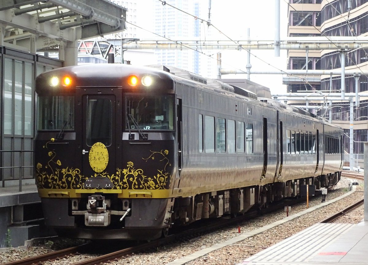 mari6bus's tweet photo. キハ189系はなあかり編成は、先ほど大阪駅を発車。
「おごと温泉」行きとして今年7月から9月まで週末を中心に運転されるもので、本日が運行初日。
大阪駅の発車標では「米原方面 近江塩津」、車両側面LEDでは「おごと温泉」が行先として表示されました。 https://t.co/N8X8Y2vu3X