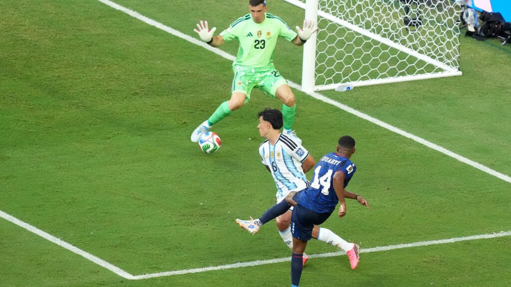Info_Nation1's tweet photo. #FIFAWorldCup2026 : l’Argentine souffre mais élimine un héroïque Cap-Vert et rejoint l’Égypte en huitièmes

L’Argentine s’est qualifiée, ce vendredi 3 juillet, pour les huitièmes de finale en battant le Cap-Vert 3-2 après prolongation à Miami. Lionel Messi a ouvert le score et porté son total à sept buts dans le tournoi, avant que l’Albiceleste ne s’impose grâce à un but contre son camp de Diney Borges en prolongation. Les champions du monde affronteront l’Égypte au prochain tour. Pour sa toute première participation à une Coupe du monde, le Cap-Vert quitte la compétition avec les honneurs après avoir livré une prestation remarquable face aux tenants du titre. #InfoNation