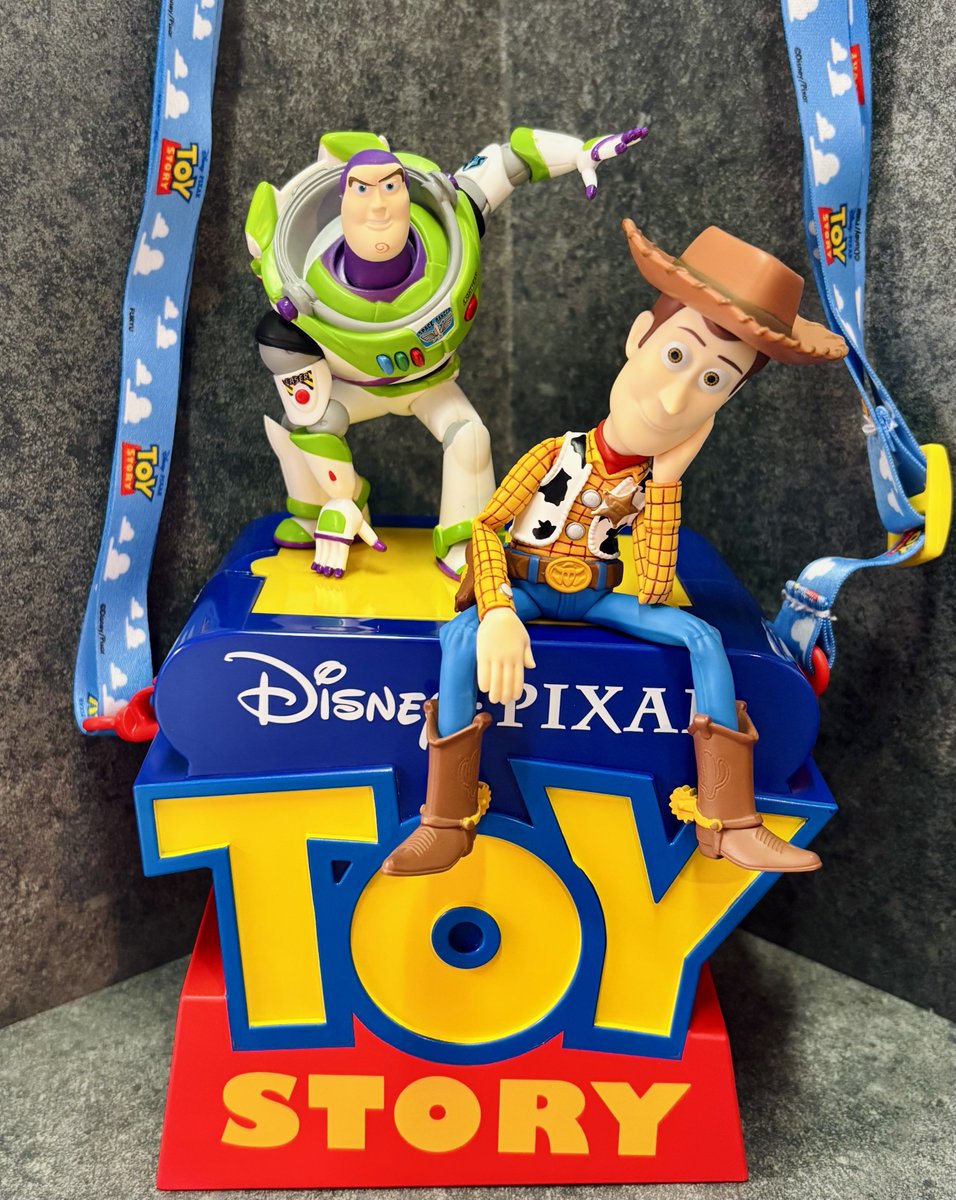 831suky's tweet photo. トイ・ストーリー ロゴ型バケット
ラウンドワン限定

パーク内のバケット系と比べたら、サイズ感は小さいです🤔
(レギュラーの量が入るかも微妙)

ロゴ台座としてなら迫力のあるサイズ感なので、上にぬーストなどのフィギュアや小物を置いても良いですね😊✨

【獲得個体の重心情報】

・表裏は少し動く(約5mm程)が、
　裏面側が少し重め〜重め

・中のパーツが上下に動く(不規則)が、
　上側が少し重め〜重め

・左右はほぼ動かず、
　外箱表面側から見て、
　左上側が少し重めでした🤔

⚠️中身の入れ方や動き方は個体差の可能性あり⚠️

※重量:約526g

※箱:約190×160×160
※いや〜な形はしてます😇

#重心情報 #フィギュア