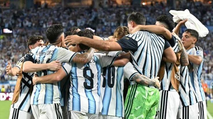 GabrielGeronimo's tweet photo. Hoy se jugó regular a mal, pero la historia y el más grande de esa misma historia, nunca te van a dejar solo.
A mejorar para lo que viene. Gracias Selección y mis respetos a Cabo Verde, especialmente a Vozinia. Una muralla, a la que solo el vigente campeón le pudo hacer 3 goles https://t.co/hZDMfgX8rt