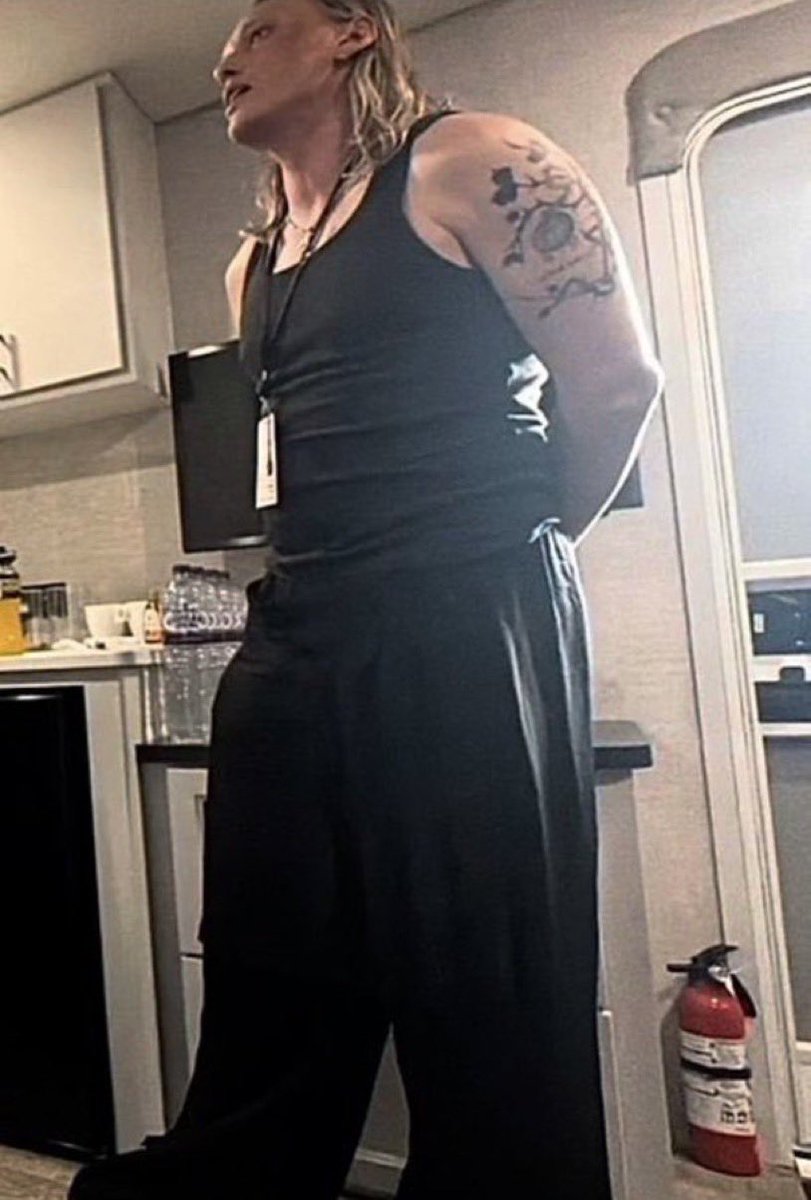 bowersluvr's tweet photo. his arms i cant breathe https://t.co/BwBmxGviCI