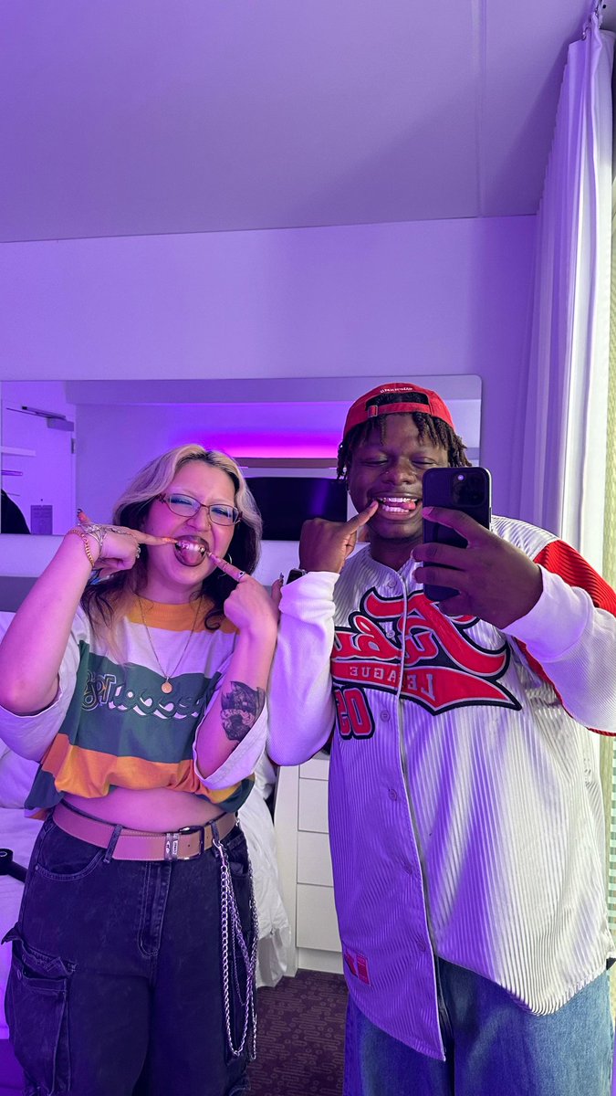 sweethoneyy_'s tweet photo. HAPPY BIRTHDAY TO MY MF BESTIE!! @nashanieI ily to the stars and back, you a real ass bitch and seeing u continuously grow and succeed is a win for the team! I forgot how old u are but ur honorary unctie to me 🫰 https://t.co/UcCaokEZZr