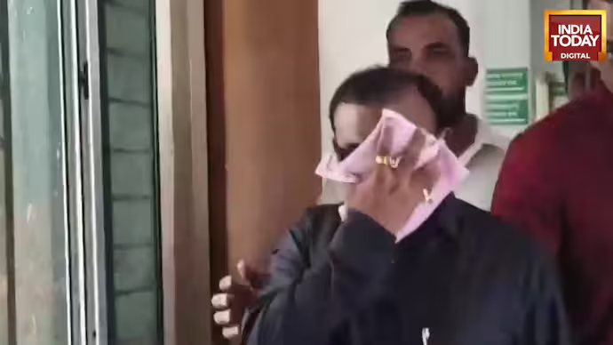 IndiaToday's tweet photo. Akola officer caught taking Rs 10,000 bribe, Rs 2.94 crore assets unearthed

What began as a Rs 10,000 bribery case has snowballed into a major anti-corruption investigation after the Anti-Corruption Bureau unearthed assets worth nearly Rs 2.95 crore from the Jalgaon residence of a senior Maharashtra government officer arrested last month.

Kiran Purushottam Chaudhary, the then Additional District Registrar and Stamp Duty Officer (Class-I) in Akola, was caught allegedly accepting a Rs 10,000 bribe on June 26. Subsequent searches at his sealed house in Jalgaon's Vishnunagar area led to the recovery of cash, gold, property documents and other valuables worth Rs 2.94 crore, officials said.

Read in detail: https://t.co/WHLn8jaLRY

#Akola #Maharashtra #Corruption #StampDutyOfficer #Jalgaon