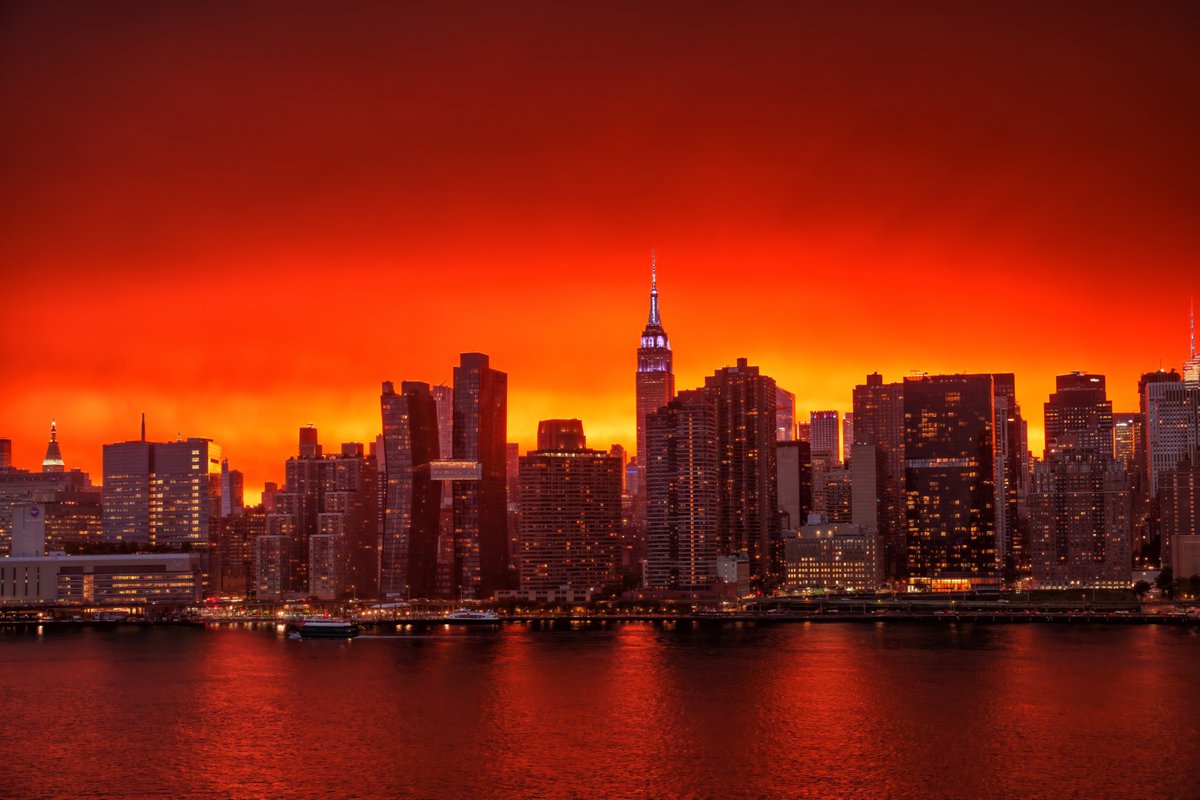 isardasorensen's tweet photo. Fiery #sunset skies following stormy skies tonight in #NYC. #NewYork #NewYorkCity https://t.co/8KhVIRi12O