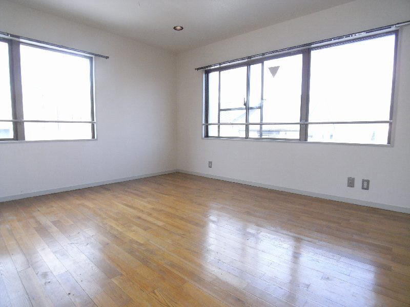 flatagency's tweet photo. 【#京都のお部屋探し】
正方形型の9.5帖、2面窓で開放感あるお部屋。
敷金礼金0で初期費用抑えられます👍
京都一人暮らしスタートにおすすめ◎

スーパーやドラッグストアなど近く便利な立地。
#佛教大学、#大谷大学、#立命館大学 などへの通学にも👍

詳細は↓
https://t.co/1gtI3dA55N
#京都賃貸 https://t.co/3fu5a0Nipb