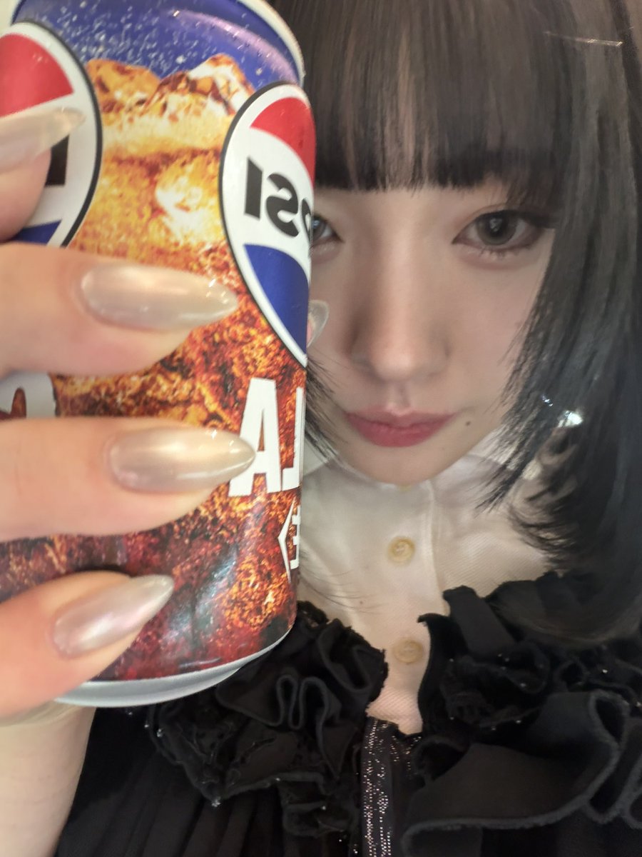 machumachu7765's tweet photo. 今日は落ち込んでるし自販機でコーヒー買おうって思ったけど種類ありすぎて分からなかった😭
結局ペプシです。あと爪見てこれなにこれ https://t.co/bkqA1VWT2U