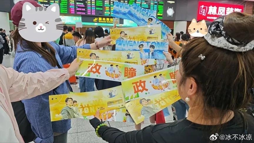 Pookiegansta's tweet photo. They're being loved by so many people. Thank you little Pillows, for letting them know that. Standing there in the rain this early just to support them... Just like #Aylio our little Pillows are working hard too. I'm so proud to be part of this fandom 🧡🏵️ https://t.co/zy8Gm3uU01
