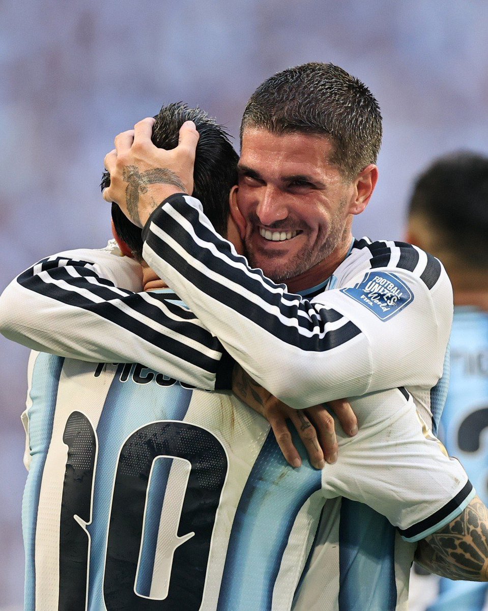 sweetlovecore's tweet photo. Nothing beats Messi &amp; De Paul’s friendship https://t.co/5zMKFLHDTN